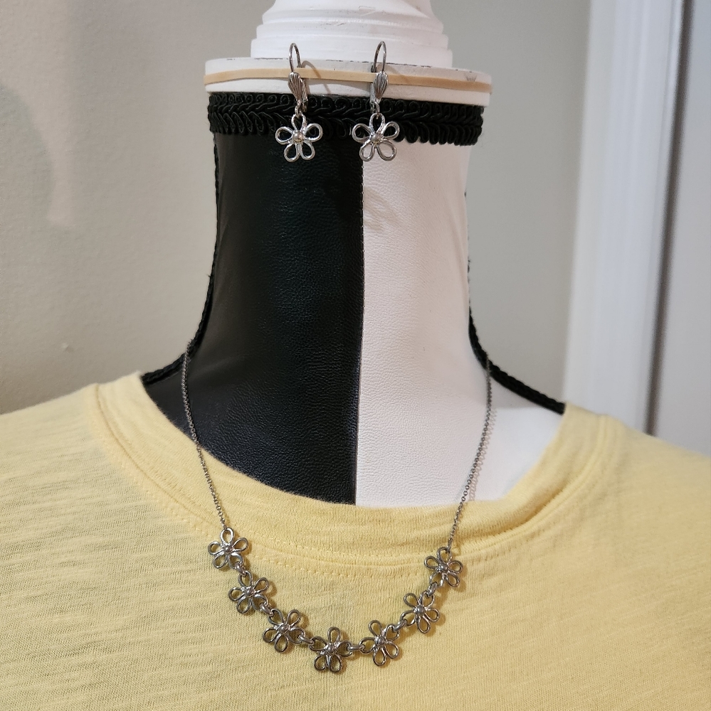 Lady Remington Silvertone Daisy Necklace and matching earrings set